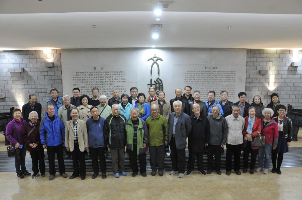 参观人员文博馆合影