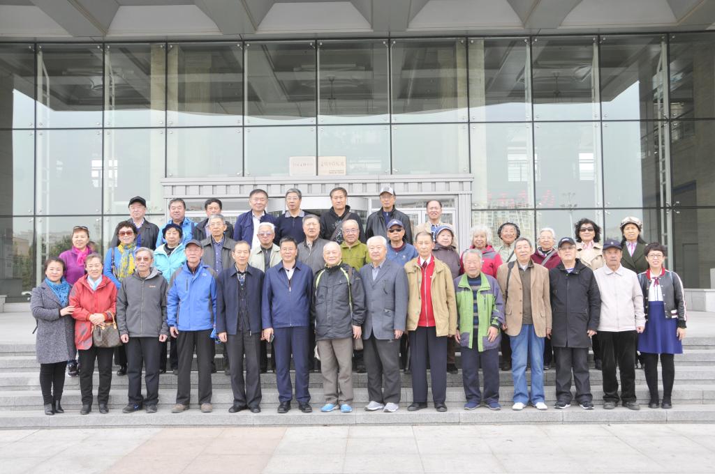 哈尔滨师范大学校园参观合影留念